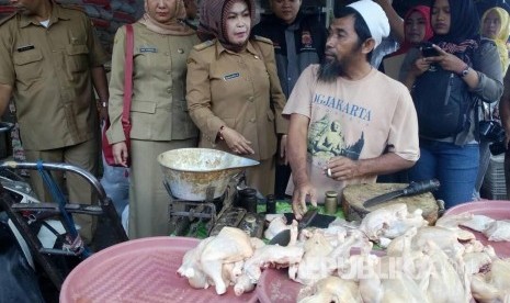 Sejumlah instansi pada Pemerintah Kota Tasikmalaya mengadakan sidak ke pasar utama Cikurubuk dan minimarket, Selasa (16/5). Hasilnya, harga pangan relatif berada di kondisi stabil.