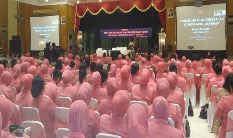 Sejumlah isteri anggota Bhayangkari mengikuti pembekalan dari KPK di Gedung PTIK, Jakarta Selatan, Jumat (30/9).