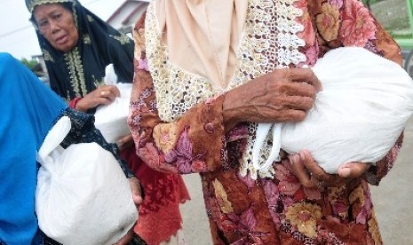 Sejumlah istri nelayan mendatangi lokasi pembagian beras di Balaidesa Randusanga, Brebes, Sabtu (28/2).