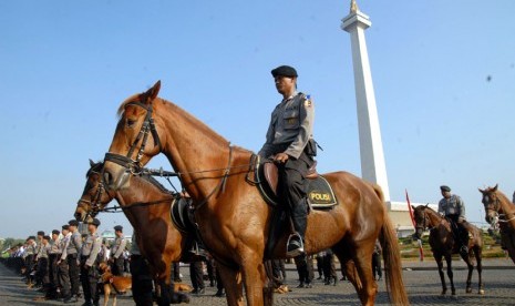   Sejumlah jajaran polisi Polda Metro Jaya mengikuti upacara gelar pasukan Operasi Ketupat 2012 di Lapangan Monas, Jakarta, Jumat (10/8). (Agung Fatma Putra)