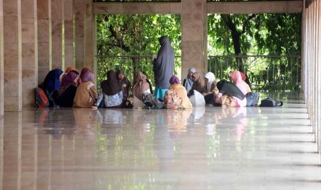 Sejumlah jamaah berdiskusi di Masjid Istiqlal, Jakarta, Ahad (17/11). Selain berfungsi sebagai tempat ibadah, masjid juga dapat dipergunakan untuk kegiatan kagamaan lainnya seperti diskusi keagamaan. diskusi di masjid 