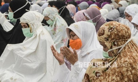 Sejumlah jamaah berdoa usai melakukan shalat Istisqa di Masjid Raya Nur Alam, Pekanbaru, Riau, Rabu (18/9).