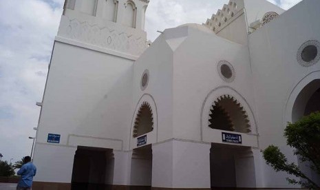 Sejumlah jamaah berjamaah Shalat Dhuhur di Masjid Qiblatain, Madinah, Arab Saudi, Rabu (15/10) pekan lalu. Masjid Qiblatain ini menjadi salah satu dari tiga ikon masjid di Kota Madinah yang menjadi lokasi ziarah para jamaah haji maupun umrah. Dua masjid be