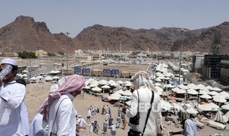 Sejumlah jamaah berziarah ke pemakaman Syuhada Uhud, sekitar lima kilo meter sebelah Utara kota Madinah, Ahad (13/8). (Republika/Amin Madani)