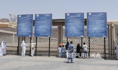 Anjuran Waktu Ziarah ke Makam Hamzah di Uhud. Foto:   Sejumlah jamaah berziarah ke pemakaman Syuhada Uhud, sekitar lima kilo meter sebelah Utara kota Madinah, Ahad (13/8). (Republika/Amin Madani)