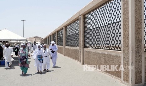 Mengenal Mati Syahid dan Tiga Jenisnya. Foto: Sejumlah jamaah berziarah ke pemakaman Syuhada Uhud, sekitar lima kilo meter sebelah Utara kota Madinah, Ahad (13/8). (Republika/Amin Madani)