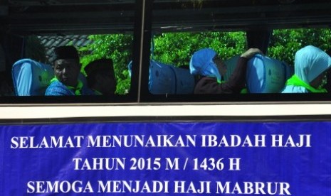 Sejumlah jamaah calon haji berada di dalam bus saat pelepasan keberangkatan kloter pertama di Asrama Embarkasi Haji Adisumarmo, Donohudan, Boyolali, Jumat (21/8). 