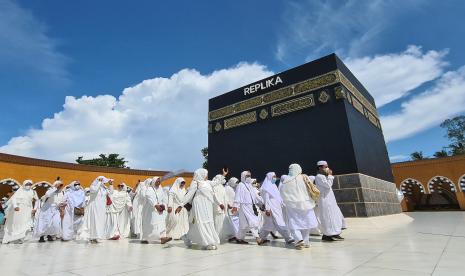 Sejumlah jamaah calon haji dan umroh mengikuti pelatihan manasik di Al Mahmudah Manasik Haji Training Centre Setu, Tangerang Selatan, Banten, Ahad (20/3/2022).