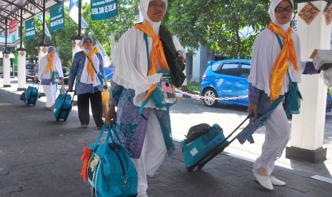 Sejumlah jamaah calon haji memasuki asrama Embarkasi Haji, Donohudan, Boyolali, Jawa Tengah.