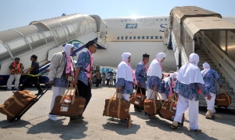 Sejumlah jamaah calon haji kelompok terbang (kloter) pertama embarkasi Surabaya menuju ke pesawat di Bandar Udara Internasional Juanda, Sidoarjo, Jatim. Jatim Dapat Tambahan 1.272 Kuota Haji