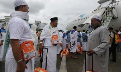 Sejumlah jamaah calon haji kloter pertama Embarkasi Aceh antre naik ke pesawat udara di Bandara Internasional Sultan Iskandar Muda, Aceh Besar, Aceh, Sabtu (20/7/2019). 