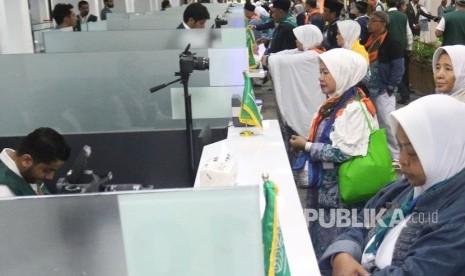 Sejumlah Jamaah Calon Haji kloter pertama embarkasi Jakarta antre pemeriksaan keimigrasian Arab Saudi di Bandara Soekarno Hatta, Tangerang, Banten, Selasa (17/7). 