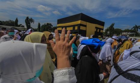 Sejumlah calon jamaah haji melakukan proses tawaf saat manasik haji. Kemenag Kalsel Gelar Manasik Haji Massal 