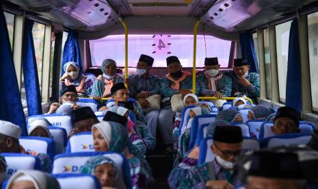 Sejumlah jamaah calon haji menunggu waktu keberangkatan di dalam bus seusai pelepasan jamaah calon haji kelompok terbang (kloter) pertama embarkasi Medan di Asrama Haji Medan, Sumatera Utara, Sabtu (11/6/2022). Sebanyak 391 jamaah calon haji asal Kota Medan, Kabupaten Mandailing Natal, Tapanuli Tengah dan Serdang Bedagai diberangkatkan menuju tanah suci Arab Saudi.