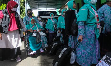 Sejumlah jamaah calon haji turun dari bus di Asrama Haji Surabaya, Jawa Timur, Kamis (16/6/2022). Terhitung sejak pemberangkatan kloter pertama ke Tanah Suci pada Sabtu (4/6/2022) sebanyak 8.063 jamaah calon haji telah diberangkatkan dari Asrama Haji Surabaya ke Tanah Suci untuk menunaikan ibadah haji. 