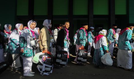 Sejumlah jamaah calon haji turun dari bus memasuki asrama haji. 