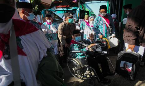 Sejumlah jamaah calon haji turun dari bus memasuki Asrama Haji Surabaya, Jawa Timur, Jumat (3/6/2022). Sebanyak 446 jamaah calon haji kelompok terbang (kloter) pertama embarkasi Surabaya asal Kabupaten Tuban, Jawa Timur tiba di tempat tersebut dan selanjutnya akan diterbangkan ke Tanah Suci pada Sabtu (4/6).