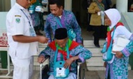 Sejumlah jamaah calon haji usai diperiksa kesehatannya di Asrama Haji Lingkar Selatan Mataram, Nusa Tenggara Barat (NTB), Senin (24/8).