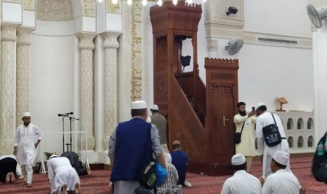 Sejumlah jamaah dari berbagai negara mendirikan shlat di Masjid Qiblatain, Madinah.