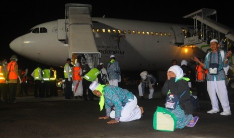 Sejumlah jamaah haji asal Kabupaten Tegal bersujud syukur setelah tiba ditanah air di Bandara Adi Soemarmo, Boyolali, Jawa Tengah, Minggu (19/9) malam. 