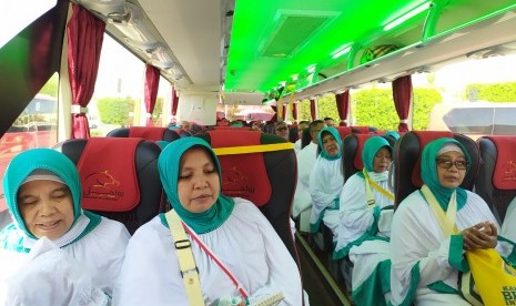 Sejumlah jamaah haji asal kloter 30 embarkasi Jakarta-Bekasi dan siap berangkat menuju Makkah, di Bursa Ali, Madinah,Rabu (24/7). Jamaah yang berangkat dari Madinah menuju Makkah, mengambil miqat dan berniat ihram di Bir Ali. 