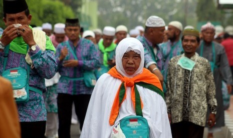  Sejumlah jamaah haji asal Medan dan Padang Lawas Utara tiba di Asrama Haji Medan, Sumatera Utara, Rabu (30/9). 