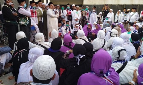  Sejumlah jamaah haji asal Palembang mendengarkan tausiyah dari pembimbing ibadah di sekitar Masjid Al-Ghamamah, Madinah, Jumat (26/7). Menjelang keberangkatan ke Makkah, jangan diingatkan untuk senantiasa menjaga niat ibadah haji. 