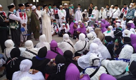 Sertifikasi pembimbing ibadah haji untuk meningkatkan kualitas layanan. Foto sejumlah jamaah haji asal Palembang mendengarkan tausiyah dari pembimbing ibadah di sekitar Masjid Al-Ghamamah, Madinah, Jumat (26/7/2019).  