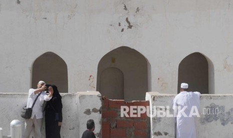 Sejumlah jamaah haji asal Turki tengah mengamati salah satu bangunan masjid yg terkunci di komplek masjid Khandaq di Madinah, Arab Saudi, Senin (26/9). 