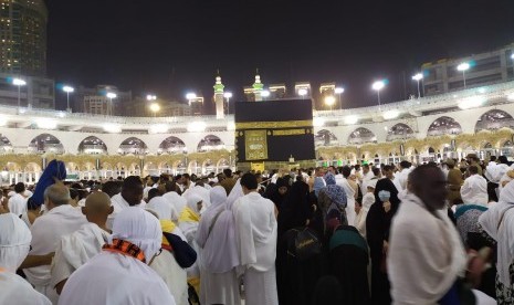 Sejumlah jamaah haji berdoa menghadap kiblat dari arah Maqam Ibrahim, Ahad (11/8)  dinihari sebelum shubuh sesuai melaksanakan tawaf ifadhah. Masjidil Haram mulai dipadati jamaah setelah mabit di Muzdalifah dan Mina.