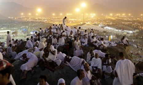  Sejumlah jamaah haji berkumpul di puncak Jabal Rahmah saat pelaksanaan ibadah wukuf di Arafah dekat kota suci Mekkah,Kamis (25/10).    (Hassan Ammar/AP)