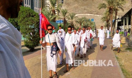 Sejumlah jamaah haji Indonesia berjalan kaki menuju Adalah, melintasi kawasan Mahbas Jin di Makkah (Ilustrasi) (Republika/ Amin Madani)