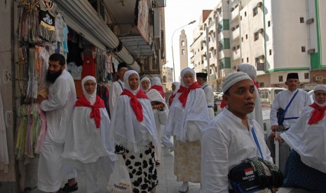 Sejumlah jamaah haji Indonesia berkumpul di kawasan Masjid Ijabah Madinah untuk selanjutnya berjalan bersama menuju Masjid Nabawi.