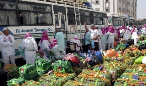 Sejumlah jamaah haji Indonesia bersiap menaiki bus yang akan membawa mereka ke Madinah.