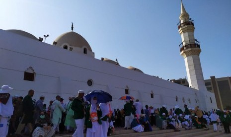 Anggota Komisi VIII pastikan dana haji tak digunakan untuk corona. Foto sejumlah jamaah haji Indonesia mengunjungi Masjid Ibnu Ahim bin Abdullah di Jeddah, (ilustrasi).