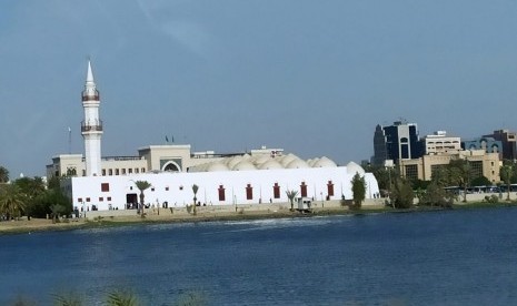 Lima Masjid Arab Saudi Dibuka Kembali Setelah Dibersihkan. Foto:   Sejumlah jamaah haji Indonesia mengunjungi Masjid Ibnu Ahim bin Abdullah di Jeddah, Ahad (18/8). Masjid ini lebih dikenal dengan nama Masjid Qishas, karena di lokasi inilah Pemerintah Arab Saudi melaksanakan hukum qishas bagi pelaku tindak pidana di Arab Saudi. 