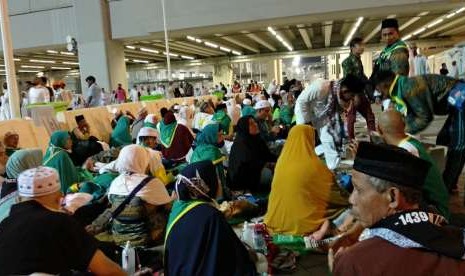 Sejumlah jamaah haji Indonesia meninggalkan maktab masing-masing untuk bermabit di pelataran di luar jamarat, Kamis (23/8).