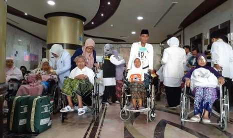 Sejumlah jamaah haji Indonesia yang sudah selesai menjalani perawatan inap di Kantor Kesehatan Haji Indonesia (KKHI) Makkah bersiap untuk kembali  pulang ke pemondokannya, Sabtu (27/7). Hampir setiap hari, KKHI Makkah memulangkan 15-20 orang jamaah yang sudah selesai dirawat ke pemondokannya. Hingga dua pekan jamaah haji yang masuk ke Makkah, KKHI sudah menerima 400-an lebih jamaah yang menjalani perawatan. 