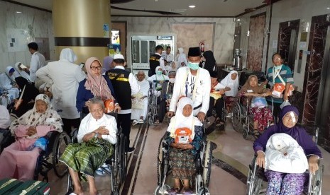 Sejumlah jamaah haji Indonesia yang sudah selesai menjalani perawatan inap di Kantor Kesehatan Haji Indonesia (KKHI) Makkah bersiap untuk kembali  pulang ke pemondokannya, Sabtu (27/7). Hampir setiap hari, KKHI Makkah memulangkan 15-20 orang jamaah yang sudah selesai dirawat ke pemondokannya. Hingga dua pekan jamaah haji yang masuk ke Makkah, KKHI sudah menerima 400-an lebih jamaah yang menjalani perawatan. 