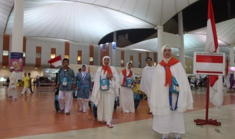 Sejumlah jamaah haji kelompok penerbangan (kloter) terakhir dari Embarkasi UPG 27 tiba di Bandara Internasional King Abdul Aziz (KAIA), Jeddah, Arab Saudi, Ahad (28/9) tepat pukul 17.15 waktu arab saudi (WAS) atau pukul 21.15 WIB. 