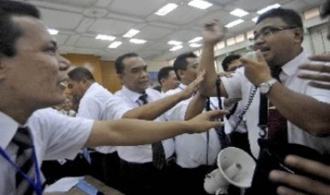 Sejumlah jamaah haji melakukan protes kepada petugas haji mengenai buruknya pelayanan dan fasilitas saat simulasi Pelatihan Petugas Panitia Penyelenggara Ibadah Haji (PPIH) Arab Saudi di Asrama Haji Pondok Gede, Jakarta.