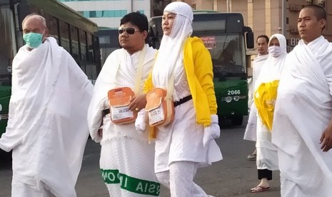 Sejumlah jamaah haji melintas di depan bus shalawat di Terminal Syib Amir, Makkah. Rentan Menyerang Jamaah Haji: Apa Itu Heat Stroke dan Tanda-tandanya