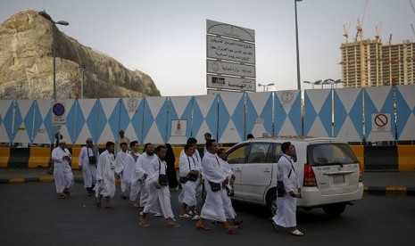 Pertama dalam Sejarah, Jamaah Haji Hanya Melewati Satu Miqat. Foto ilustrasi: Sejumlah jamaah haji mengenakan pakaian ihram berjalan menuju Masjidil Haram, Makkah.