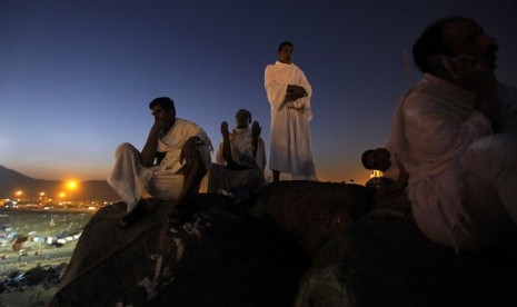  Sejumlah jamaah haji  berdoa  di bukit Jabal Rahmah saat melaksanakan ibadah wukuf di Arafah, Senin (14/10).  (AP/Amr Nabil)