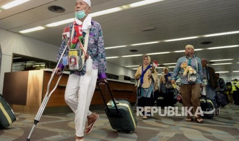 Sejumlah jamaah haji saat tiba di Bandara Soekarno Hatta, Tangerang, Banten, Sabtu (17/8). Kloter pertama Haji 2019 telah kembali selamat di Indonesia. 