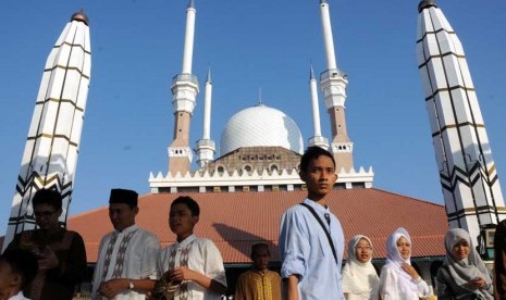  Sejumlah jamaah keluar dari Masjid Agung Jawa Tengah (MAJT), Semarang, Ahad (19/8) usai melaksanakan shalat Ied. (Aditya Pradana Putra/Republika)