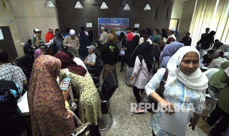 Sejumlah jamaah korban dugaan penipuan perjalan umrah First Travel mengisi formulis pengaduan di Kantor Bareskrim Polri Gambir (Ilustrasi)