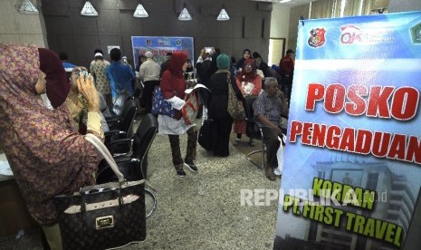 Sejumlah jamaah korban dugaan penipuan perjalan umrah First Travel mendatangi posko pengaduan korban PT First Travel di Kantor Bareskrim Polri Gambir, Jakarta Pusat, Selasa (22/8). 