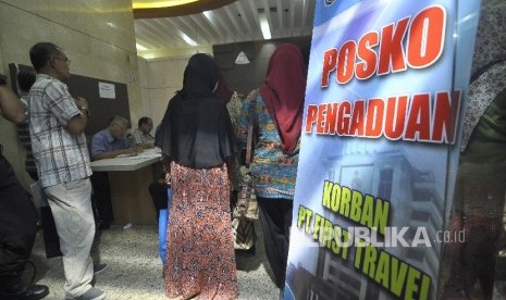 Sejumlah jamaah korban dugaan penipuan perjalan umrah First Travel mendatangi posko pengaduan korban PT First Travel di Kantor Bareskrim Polri Gambir, Jakarta Pusat, Selasa (22/8).