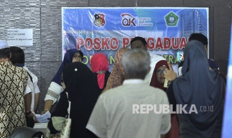 Sejumlah jamaah korban dugaan penipuan perjalan umrah First Travel mendatangi posko pengaduan korban PT First Travel di Kantor Bareskrim Polri Gambir, Jakarta Pusat, Selasa (22/8).